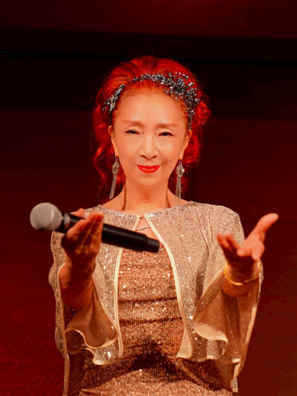新曲「真っ赤な嘘と花束と」の発表ディナーショーを開催 安倍理津子
